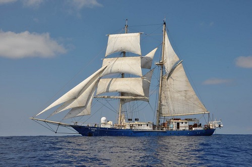 Our vessel at the centre of the 'Great Pacific Garbage Patch’ (© Joanna Ruxton)